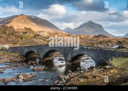 Die berühmte Sligachan Old Bridge mit Blick auf die Cuillin Bergkette, Isle of Skye, Highlands, Schottland, Großbritannien Stockfoto