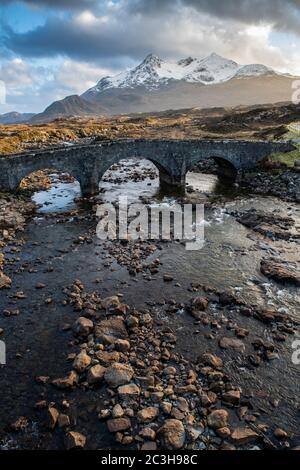 Die berühmte Sligachan Old Bridge mit Blick auf die Cuillin Bergkette, Isle of Skye, Highlands, Schottland, Großbritannien Stockfoto