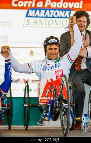 20/06/2020 Alex Zanardi Archiv/retrospektiver schwerer Unfall für Zanardi: Kollision mit einem schweren Fahrzeug, es ist sehr ernst Alex Zanardi war in einem Verkehrsunfall in der Provinz Siena, während einer der Etappen der Obiettivo Tricolore Relais, eine Reise, die unter den Teilnehmern Paralympische Athleten in Handbikes, Fahrräder oder olympischen Rollstühlen sieht beteiligt. Der Unfall ereignete sich auf der Autobahn 146 in der Gemeinde Pienza mit einem schweren Fahrzeug. Zanardi berichtete von einem Polytrauma und wurde unter sehr schweren Bedingungen per Hubschrauber ins Krankenhaus gebracht. Das sind Stunden großer Angst. Stockfoto