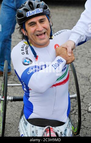 20/06/2020 Alex Zanardi Archiv / retrospektiver schwerer Unfall für Zanardi: Kollision mit einem schweren Fahrzeug, es ist sehr ernst Alex Zanardi war in einem Verkehrsunfall in der Provinz Siena, während einer der Etappen der Obiettivo Tricolore Relais, eine Reise, die unter den Teilnehmern Paralympische Athleten in Handbikes, Fahrräder oder olympischen Rollstühlen sieht beteiligt. Der Unfall ereignete sich auf der Autobahn 146 in der Gemeinde Pienza mit einem schweren Fahrzeug. Zanardi berichtete von einem Polytrauma und wurde unter sehr schweren Bedingungen per Hubschrauber ins Krankenhaus gebracht. Das sind Stunden großer Angst. Stockfoto