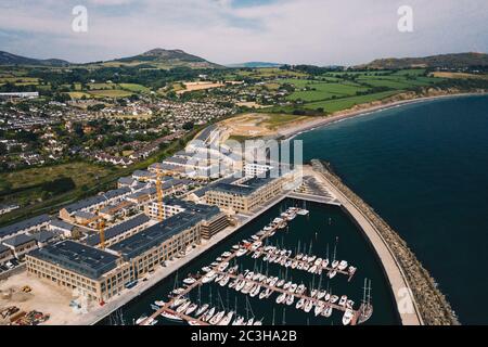 Luftaufnahme der Graystones Marina, kleine Küstenstadt in der Grafschaft Wicklow in Irland Stockfoto