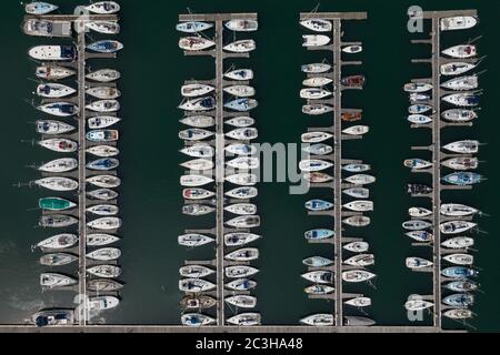 Luftaufnahme der Howth Marina in einem kleinen Vorort am Dubliner Meer Stockfoto