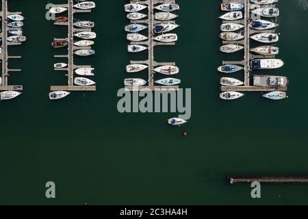 Luftaufnahme der Howth Marina in einem kleinen Vorort am Dubliner Meer Stockfoto