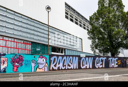 Anti-Rassismus-Graffiti von Graffiti Collective, Meadowbank Sportstadion, Edinburgh, Schottland, Großbritannien Stockfoto