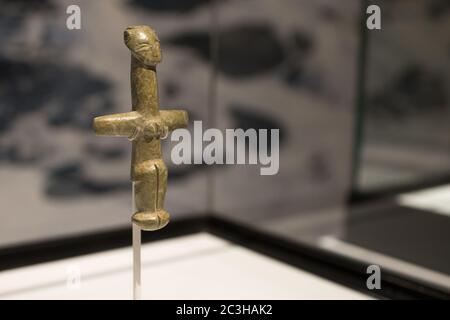 Leiden, Niederlande - 04. JAN 2020: Altes Amulett einer kreuzförmigen menschlichen Figur aus dem alten Zypern, hergestellt in der Kupferzeit. Figur. Stockfoto