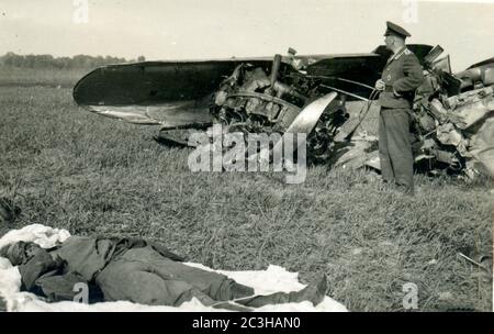 2. Weltkrieg - deutsche luftwaffe Soldaten in der Nähe zerstörten russischen Flugzeugen - barbarossa Betrieb Stockfoto