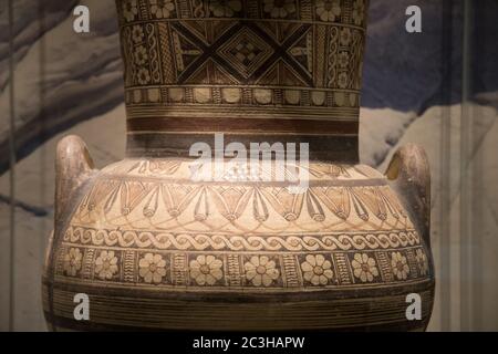 Leiden, Niederlande - 04. JAN 2020: Nahaufnahme einer alten verzierten Terrakotta-Vase aus dem alten zypern. Amphore. Stockfoto