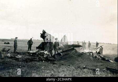 2. Weltkrieg - deutsche luftwaffe Soldaten in der Nähe zerstörten russischen Flugzeugen - barbarossa Betrieb Stockfoto