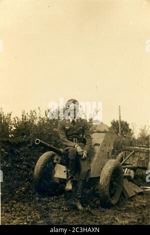 2. Weltkrieg - deutscher Soldat der Luftwaffe auf PAC-36 Panzerabwehrkanone, in Kostrzyn, Polen Stockfoto