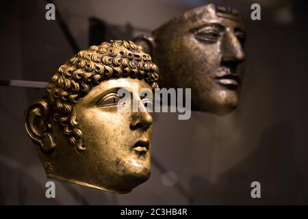 Leiden, Niederlande - 04. JAN 2020: Nahaufnahme alter Visiermasken aus dem alten Rom, gefunden in den Niederlanden. Antikes Römisches Reich. Stockfoto