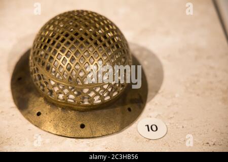 Leiden, Niederlande - 04. JAN 2020: Bronzeaugenschutz für ein Kriegspferd aus dem alten rom. Römische kaiserliche Armee. Stockfoto