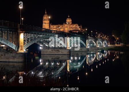 Die Kathedrale von Salamanca ist eine spätgotische und barocke kathedrale in Salamanca. Nacht weiten Blick auf die historische Stadt Salamanca mit Neuer Kathedrale und Stockfoto