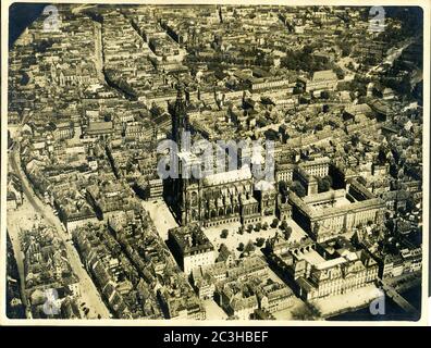 2. Weltkrieg - Frankreich, Bas Rhin, Straßburg, Altstadt und Kathedrale Notre Dame und der Schlossplatz (Place du Château) (Luftbild) Stockfoto