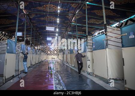 El Rahmaniya, Ägypten. Juni 2020. Zwei Männer richteten Isolationsstationen in einem Feldkrankenhaus in der Stadt El Rahmaniya im nordägyptischen Beheira Governorate ein, das durch Spenden von Einheimischen errichtet wurde, um Coronavirus-Patienten zu isolieren und zu behandeln. Das Krankenhaus wurde von lokalen freiwilligen Krankenschwestern und Ärzten betrieben und nach der Genehmigung von Behörden gebaut, jedoch empfängt es keine Patienten über 50 Jahren oder kritische Fälle. Kredit: Fadel Dawood/dpa/Alamy Live Nachrichten Stockfoto