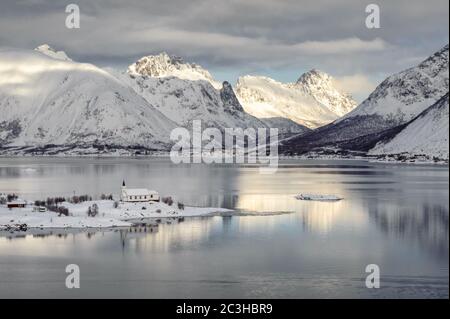 Kleine Halbinsel Sildpollnes mit Kirche in der Mitte des norwegischen Fjords, Lofoten Stockfoto