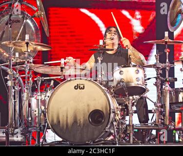 Schlagzeuger Alex Gonzalez, El Animal, tritt mit der mexikanischen Pop-Rock-Band Mana in der American Airlines Arena in Miami, Florida auf. Stockfoto
