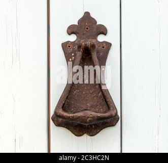 Der antike Türknauf an einer weißen Tür Stockfoto
