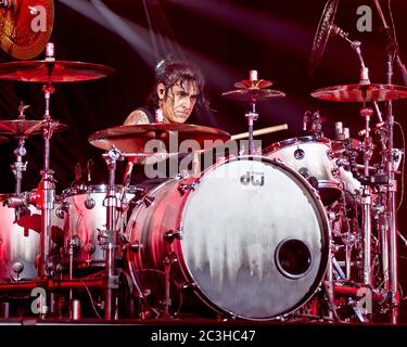 Schlagzeuger Alex Gonzalez, El Animal, tritt mit der mexikanischen Pop-Rock-Band Mana in der American Airlines Arena in Miami, Florida auf. Stockfoto