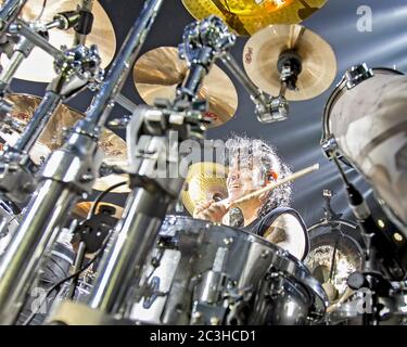 Schlagzeuger Alex Gonzalez, El Animal, tritt mit der mexikanischen Pop-Rock-Band Mana in der American Airlines Arena in Miami, Florida auf. Stockfoto