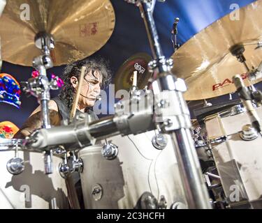 Schlagzeuger Alex Gonzalez, El Animal, tritt mit der mexikanischen Pop-Rock-Band Mana in der American Airlines Arena in Miami, Florida auf. Stockfoto
