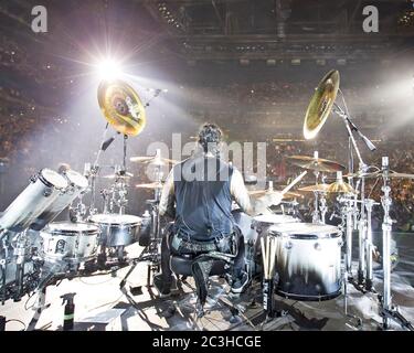 Schlagzeuger Alex Gonzalez, El Animal, tritt mit der mexikanischen Pop-Rock-Band Mana in der American Airlines Arena in Miami, Florida auf. Stockfoto