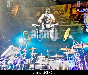 Schlagzeuger Alex Gonzalez, El Animal, tritt mit der mexikanischen Pop-Rock-Band Mana in der American Airlines Arena in Miami, Florida auf. Stockfoto