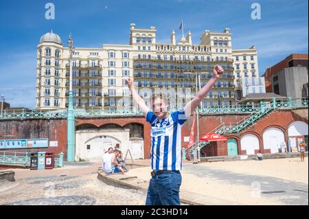 Brighton UK 20. Juni 2020 - Brighton und Hove Albion Fußballfan William Packham freut sich über die Rückkehr des Premier League Fußballs im Fernsehen, als er am Grand Hotel an der Küste von Brighton vorbeigeht, bevor er nach Hause geht, um das Spiel gegen Arsenal heute im Fernsehen während des Coronavirus zu sehen COVID-19 Pandemiekrise . William ist ein Saisonkarteninhaber im Amex Stadium und wäre normalerweise dort, aber weil Spiele hinter verschlossenen Türen gespielt werden, ist er nicht in der Lage, wie alle anderen Fans : Credit Simon Dack / Alamy Live News Stockfoto