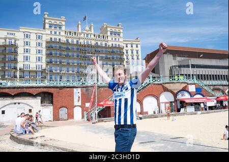 Brighton UK 20. Juni 2020 - Brighton und Hove Albion Fußballfan William Packham freut sich über die Rückkehr des Premier League Fußballs im Fernsehen, als er am Grand Hotel an der Küste von Brighton vorbeigeht, bevor er nach Hause geht, um das Spiel gegen Arsenal heute im Fernsehen während des Coronavirus zu sehen COVID-19 Pandemiekrise . William ist ein Saisonkarteninhaber im Amex Stadium und wäre normalerweise dort, aber weil Spiele hinter verschlossenen Türen gespielt werden, ist er nicht in der Lage, wie alle anderen Fans : Credit Simon Dack / Alamy Live News Stockfoto