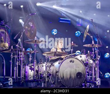 Schlagzeuger Alex Gonzalez, El Animal, tritt mit der mexikanischen Pop-Rock-Band Mana in der American Airlines Arena in Miami, Florida auf. Stockfoto