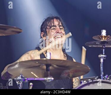 Schlagzeuger Alex Gonzalez, El Animal, tritt mit der mexikanischen Pop-Rock-Band Mana in der American Airlines Arena in Miami, Florida auf. Stockfoto