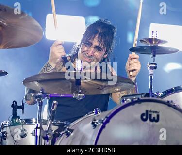 Schlagzeuger Alex Gonzalez, El Animal, tritt mit der mexikanischen Pop-Rock-Band Mana in der American Airlines Arena in Miami, Florida auf. Stockfoto