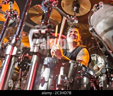 Schlagzeuger Alex Gonzalez, El Animal, tritt mit der mexikanischen Pop-Rock-Band Mana in der American Airlines Arena in Miami, Florida auf. Stockfoto