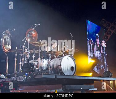 Schlagzeuger Alex Gonzalez, El Animal, tritt mit der mexikanischen Pop-Rock-Band Mana in der American Airlines Arena in Miami, Florida auf. Stockfoto