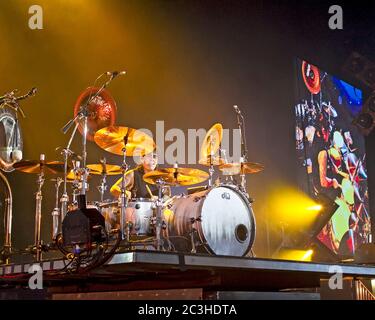Schlagzeuger Alex Gonzalez, El Animal, tritt mit der mexikanischen Pop-Rock-Band Mana in der American Airlines Arena in Miami, Florida auf. Stockfoto