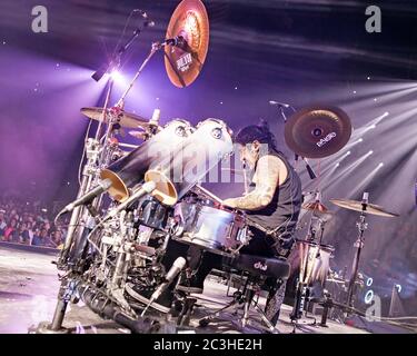 Schlagzeuger Alex Gonzalez, El Animal, tritt mit der mexikanischen Pop-Rock-Band Mana in der American Airlines Arena in Miami, Florida auf. Stockfoto