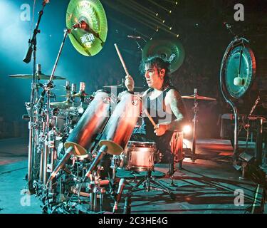 Schlagzeuger Alex Gonzalez, El Animal, tritt mit der mexikanischen Pop-Rock-Band Mana in der American Airlines Arena in Miami, Florida auf. Stockfoto
