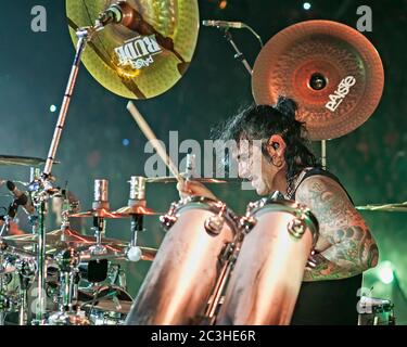 Schlagzeuger Alex Gonzalez, El Animal, tritt mit der mexikanischen Pop-Rock-Band Mana in der American Airlines Arena in Miami, Florida auf. Stockfoto
