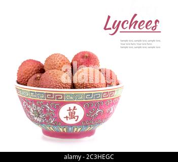 Frische Litschis in einer traditionellen chinesischen Schale auf weißem Hintergrund mit Platz für Ihren Text. Stockfoto