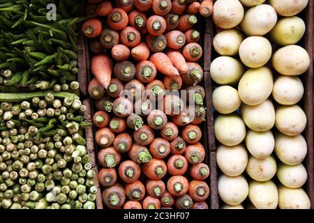 Eine Ausstellung von Karotten, weißen Auberginen und Okra zum Verkauf auf einem srilankischen Markt. Stockfoto