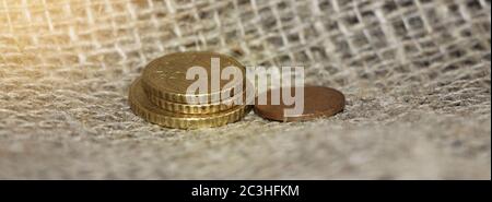 Einige Euro-Münzen auf Leinwandhintergrund. Wenig Geld Konzept. Powerty-Konzept Stockfoto