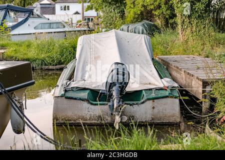 Kleines privates Motorboot, das in einem privaten Liegeplatz am Ende des Thurne Dyke im Norfolk Broads National Park festgebunden ist Stockfoto