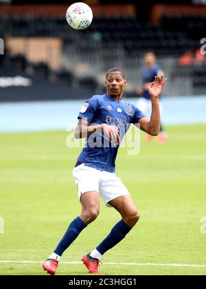 Brenfords Ethan Pinnock während des Sky Bet Championship-Spiels im Craven Cottage, London. Stockfoto