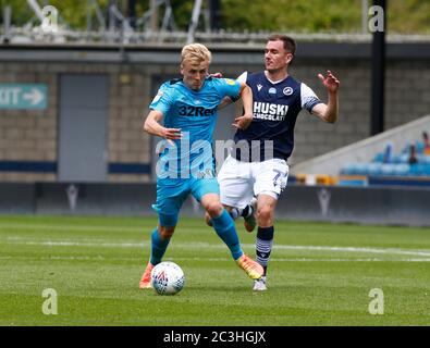 LONDON, Vereinigtes Königreich, JUNI 20: Louie Sibley von Derby County hält Jed Wallace von Millwall während der EFL Sky Bet Championship zwischen Millwall und Derby County im Den Stadium, London am 20. Juni, 2020 Credit: Action Foto Sport/Alamy Live News Stockfoto