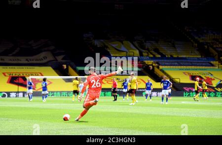 Watford-Torwart Ben Foster räumt beim Premier League-Spiel in der Vicarage Road, London, das Feld ab. Stockfoto