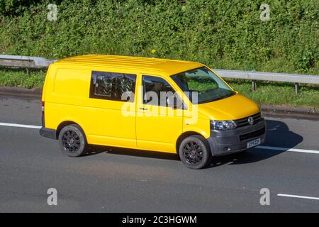 2015 gelber Volkswagen Transporter T32 Startline; Touring Caravans und Reisemobile, Wohnmobil, Wohnmobil, Wohnmobil Freizeitfahrzeuge, Familienurlaub, Caravanetteurlaub, Caravan-Urlaub, Leben auf der Straße. Fahrzeugverkehr Fahrzeuge bewegen, Autos fahren Fahrzeug auf britischen Straßen, Motoren, Autofahren auf der Autobahn M6 Stockfoto