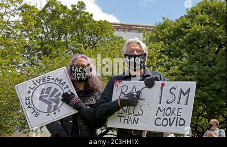 St Andrews Square, Edinburgh, Schottland, Großbritannien, 20. Juni 2020. Einige hundert kamen im Stadtzentrum für die "Gerechtigkeit für Sklaven" und Black Lives Matter Demonstration, einer der Redner war die Schriftstellerin Irvine Welsh. Stockfoto