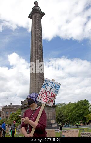 St Andrews Square, Edinburgh, Schottland, Großbritannien, 20. Juni 2020. Einige hundert kamen im Stadtzentrum für die "Gerechtigkeit für Sklaven" und Black Lives Matter Demonstration, einer der Redner war die Schriftstellerin Irvine Welsh. Stockfoto