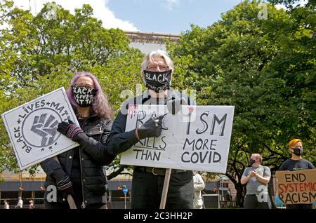 St Andrews Square, Edinburgh, Schottland, Großbritannien, 20. Juni 2020. Einige hundert kamen im Stadtzentrum für die "Gerechtigkeit für Sklaven" und Black Lives Matter Demonstration, einer der Redner war die Schriftstellerin Irvine Welsh. Stockfoto