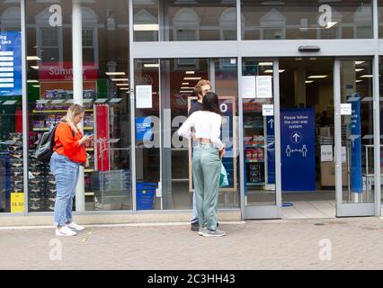 Beckenham, Großbritannien, 20. Juni 2020, die Menschen folgen den Regeln der sozialen Distanzierung, während sie Schlange stehen, um in die Geschäfte in Beckenham High Street, Kent zu gehen. Die Hauptstraße ist viel belebter, jetzt, da viele nicht wesentliche Geschäfte wieder geöffnet haben.Quelle: Keith Larby/Alamy Live News Stockfoto