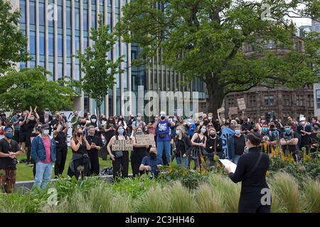 St Andrews Square, Edinburgh, Schottland, Großbritannien, 20. Juni 2020. Einige hundert kamen im Stadtzentrum für die "Gerechtigkeit für Sklaven" und Black Lives Matter Demonstration, einer der Redner war die Schriftstellerin Irvine Welsh. Stockfoto